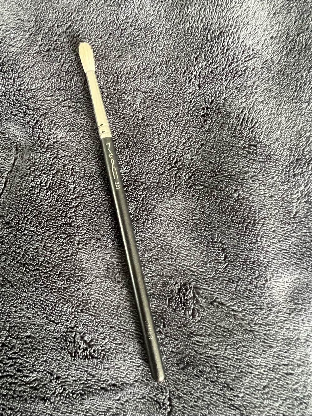 MAC Cosmetics Small Eye Shader Brush #221 natural hair
